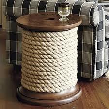 Bijzettafel van een kabeldrum met dik touw omwikkeld.