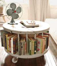 Tafel met opbergruimte voor boeken van een oude kabeltrommel gemaakt.