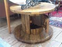 Tafel met een kastje gemaakt van een oude kabeltrommel.