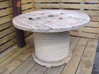 Tuintafel van een kabelrol met touw omwikkeld.